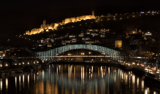 Georgien, Tiflis, Brücke des Friedens und Narikala-Festung bei Nacht - ALRF01441