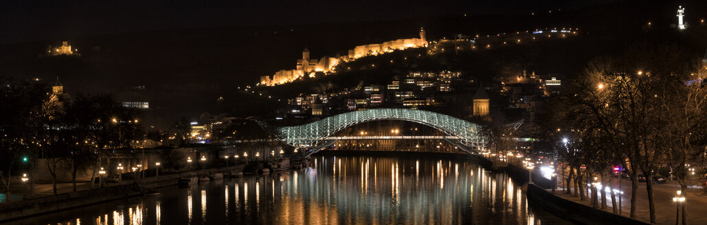 Georgien, Tiflis, Brücke des Friedens und Narikala-Festung bei Nacht - ALRF01442