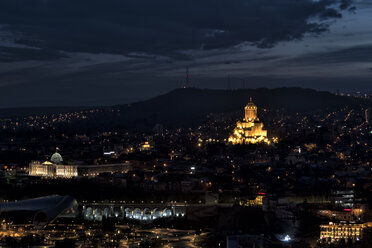 Georgien, Tiflis, Stadtbild mit Kathedrale der Heiligen Dreifaltigkeit bei Nacht - ALRF01443