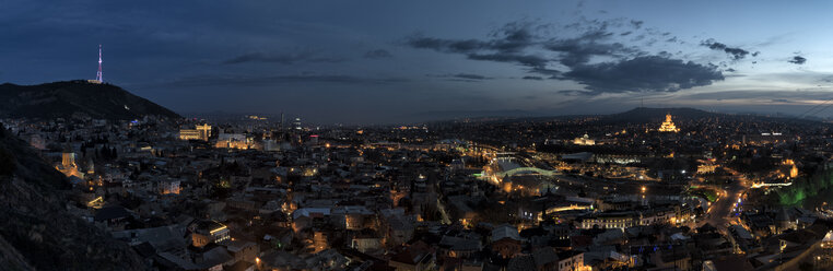 Georgien, Tiflis, Stadtbild mit Kathedrale der Heiligen Dreifaltigkeit in der Abenddämmerung - ALRF01444