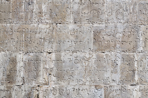 Georgien, Gudauri, Sanskrit-Schrift auf Steinwand - ALRF01446