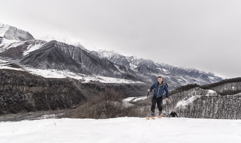 Georgien, Kaukasus, Gudauri, Mann auf einer Skitour zum Kloster Lomisi, lizenzfreies Stockfoto