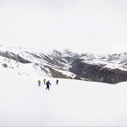 Georgien, Kaukasus, Gudauri, Menschen auf einer Skitour zum Kloster Lomisi - ALRF01457