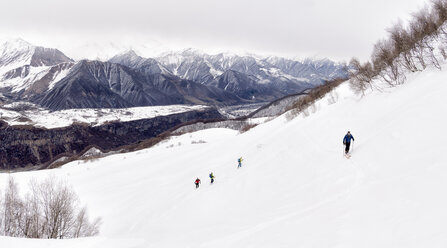 Georgien, Kaukasus, Gudauri, Menschen auf einer Skitour zum Kloster Lomisi - ALRF01458