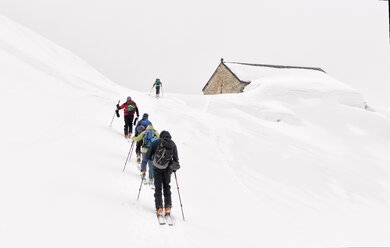 Georgien, Kaukasus, Gudauri, Menschen auf einer Skitour zum Kloster Lomisi - ALRF01460