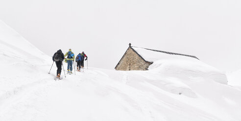 Georgien, Kaukasus, Gudauri, Menschen auf einer Skitour zum Kloster Lomisi - ALRF01461