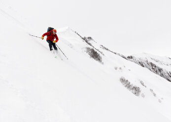Georgien, Kaukasus, Gudauri, Mann auf einer Skitour beim Abfahren - ALRF01462