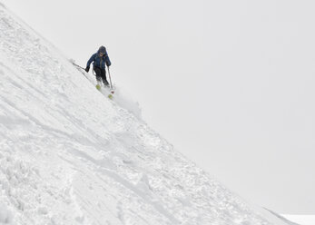 Georgien, Kaukasus, Gudauri, Mann auf einer Skitour beim Abfahren - ALRF01464