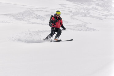 Georgien, Kaukasus, Gudauri, Mann auf einer Skitour beim Abfahren - ALRF01467