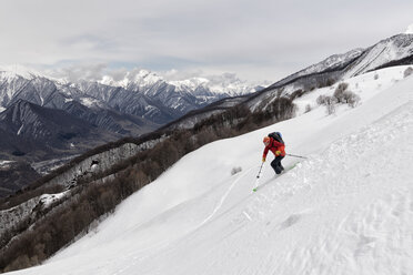 Georgien, Kaukasus, Gudauri, Mann auf einer Skitour beim Abfahren - ALRF01469