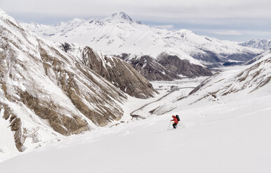 Georgien, Kaukasus, Gudauri, Mann auf einer Skitour beim Abfahren - ALRF01470