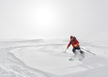 Georgien, Kaukasus, Gudauri, Mann auf einer Skitour beim Abfahren - ALRF01471