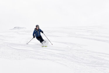 Georgien, Kaukasus, Gudauri, Mann auf einer Skitour beim Abfahren - ALRF01473