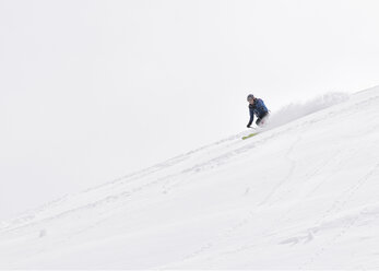 Georgien, Kaukasus, Gudauri, Mann auf einer Skitour beim Abfahren - ALRF01474