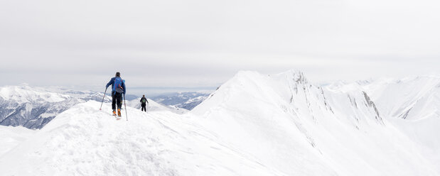 Georgien, Kaukasus, Gudauri, Menschen auf einer Skitour - ALRF01475