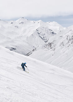 Georgien, Kaukasus, Gudauri, Mann auf einer Skitour beim Abfahren - ALRF01476