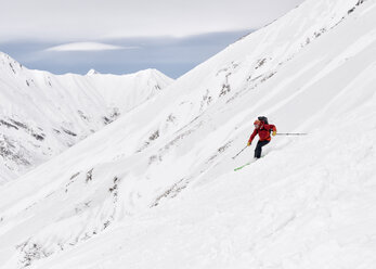 Georgien, Kaukasus, Gudauri, Mann auf einer Skitour beim Abfahren - ALRF01477