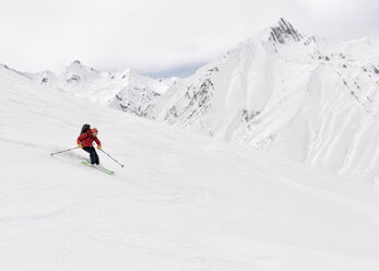 Georgien, Kaukasus, Gudauri, Mann auf einer Skitour beim Abfahren - ALRF01479