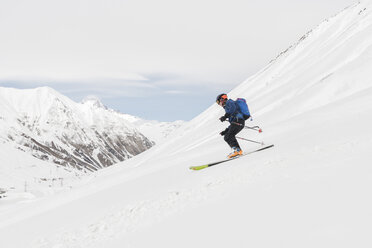 Georgien, Kaukasus, Gudauri, Mann auf einer Skitour beim Abfahren - ALRF01480