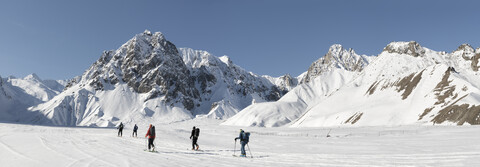 Georgien, Kaukasus, Gudauri, Menschen auf einer Skitour, lizenzfreies Stockfoto
