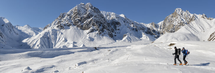 Georgien, Kaukasus, Gudauri, zwei Personen auf einer Skitour - ALRF01487