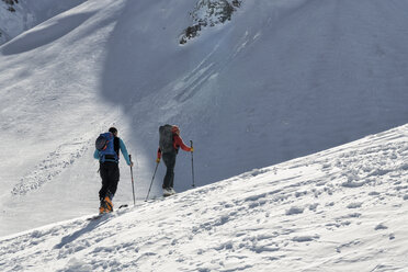 Georgia, Caucasus, Gudauri, two people on a ski tour - ALRF01495