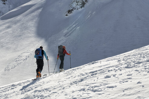 Georgien, Kaukasus, Gudauri, zwei Personen auf einer Skitour - ALRF01495
