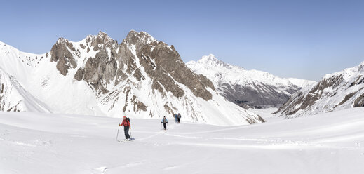 Georgien, Kaukasus, Gudauri, Menschen auf einer Skitour - ALRF01497