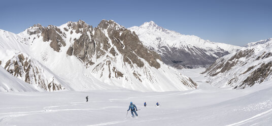 Georgien, Kaukasus, Gudauri, Menschen auf einer Skitour, die bergab fahren - ALRF01498