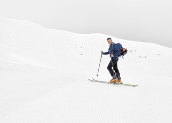 Georgia, Caucasus, Gudauri, confident man on a ski tour - ALRF01500