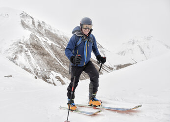 Georgia, Caucasus, Gudauri, confident man on a ski tour - ALRF01502
