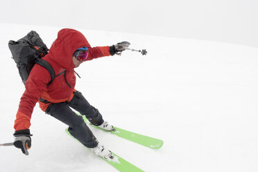 Georgien, Kaukasus, Gudauri, Mann auf einer Skitour beim Abfahren - ALRF01507