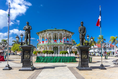 Dominikanische Republik, Puerto Plata, Unabhängigkeitsplatz, Skulpturen von Juan Pablo Duarte und General Gregorio Luperon (r.) - MABF00534