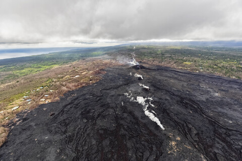 USA, Hawaii, Big Island, Luftaufnahme der Auswirkungen des Vulkanausbruchs im Jahr 2018, lizenzfreies Stockfoto