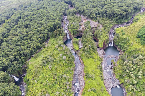 USA, Hawaii, Big Island, Luftaufnahme von Wailuku River, Kauwehu Falls und Hookelekele Stream, Lauiole Falls - FOF10696