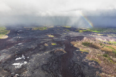 USA, Hawaii, Big Island, Luftaufnahme der Auswirkungen des Vulkanausbruchs im Jahr 2018 mit Regenbogen - FOF10701