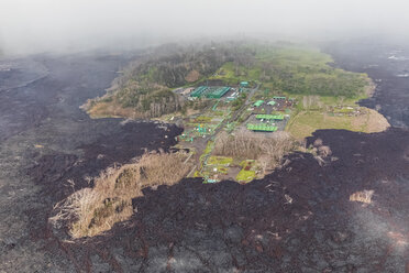 USA, Hawaii, Big Island, Luftaufnahme der Auswirkungen des Vulkanausbruchs im Jahr 2018, Geothermisches Kraftwerk Puna - FOF10703