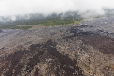 USA, Hawaii, Big Island, Luftaufnahme von abgekühlten Lavafeldern und Krater - FOF10709