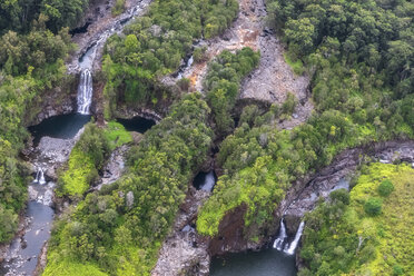 USA, Hawaii, Big Island, Luftaufnahme von Wailuku River, Kauwehu Falls und Hookelekele Stream, Lauiole Falls - FOF10711