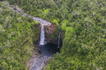 USA, Hawaii, Big Island, Luftaufnahme eines Wasserfalls - FOF10712