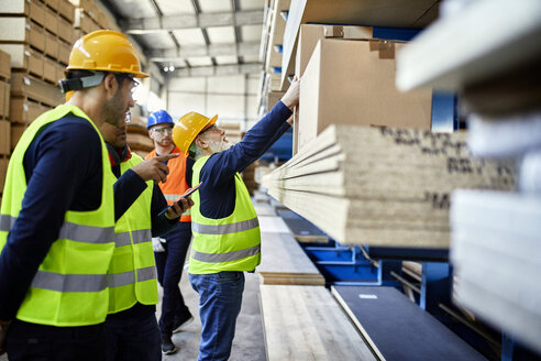 Men working in factory warehouse - ZEDF02260