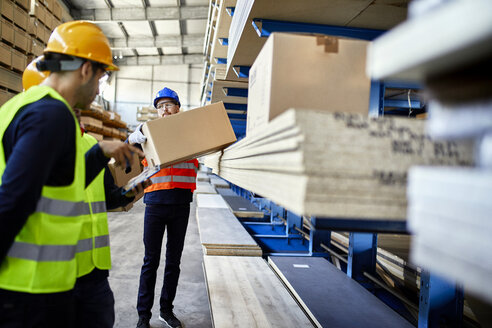 Männer arbeiten in einem Fabriklager - ZEDF02261