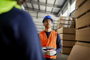 Arbeiter in Fabriklager mit Tablet - ZEDF02278