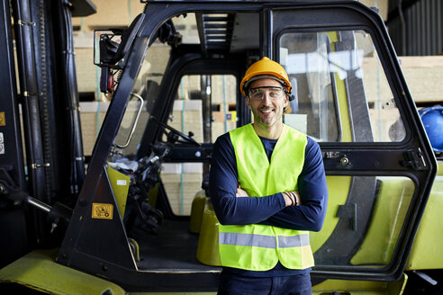 Porträt eines selbstbewussten Arbeiters am Gabelstapler in einer Fabrik - ZEDF02288