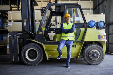 Porträt eines selbstbewussten Arbeiters am Gabelstapler in einer Fabrik - ZEDF02289