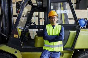 Porträt eines selbstbewussten Arbeiters am Gabelstapler in einer Fabrik - ZEDF02290