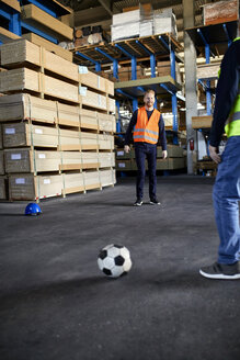 Arbeiter spielen Fußball in einem Fabriklager - ZEDF02294