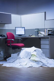 Papierberge in den Büroräumen - BLEF00004