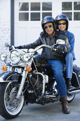 Älteres afroamerikanisches Paar auf Motorrad - BLEF00012