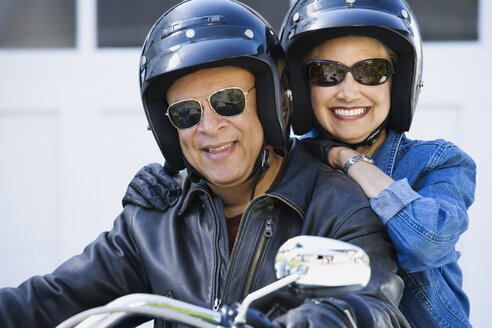 Älteres afroamerikanisches Paar auf Motorrad - BLEF00013